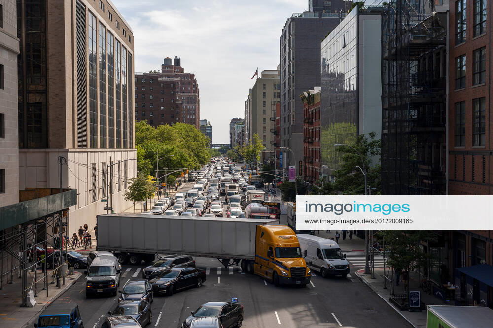 Gridlock Hell on Tenth Avenue Vehicles clog Tenth Avenue in New York, approaching the Lincoln Tunnel on Friday, June 18, 2021. Traffic reporters are stating that it is a 90 minute wait to escape the city via the Lincoln Tunnel and 60 minutes at the Holland Tunnel. ( RichardxB.xLevine