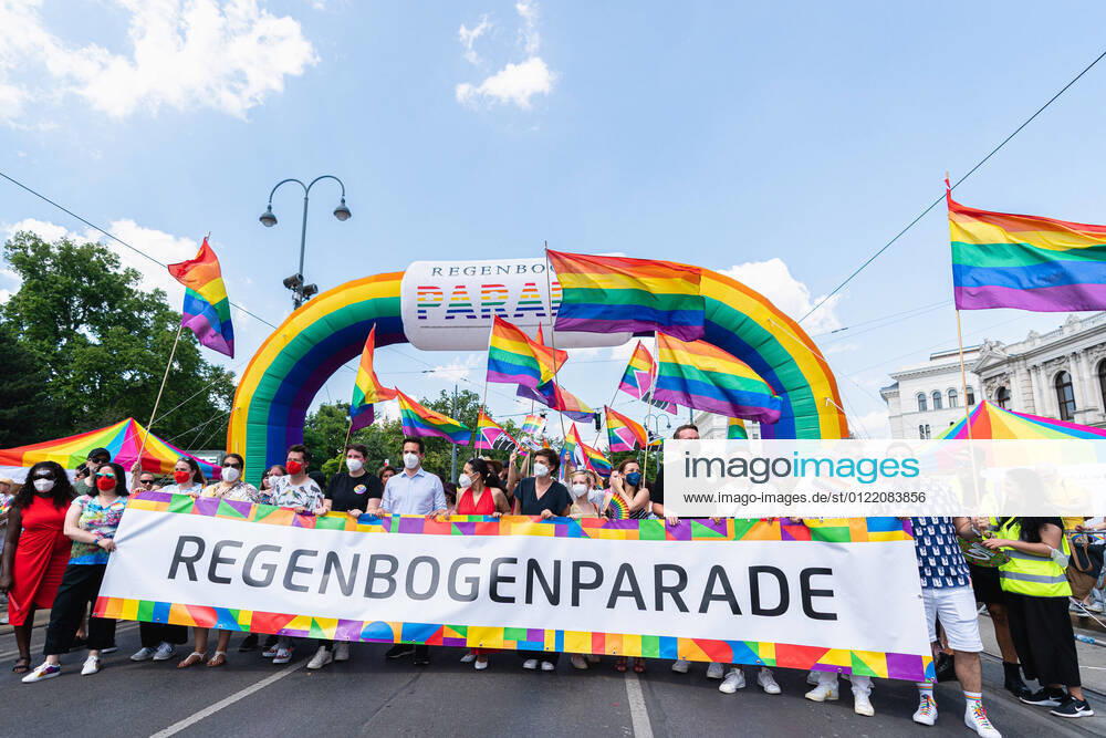WIEN 19.06.2021, WIEN, AUT, 25. Regenbogenparade in Wien, die gegen die Diskriminierung von Schwulen, Lesben und Transgender-Personen demonstrieren, im Bild Teilnehmer during the 25th Rainbow Parade, demonstrating against discrimination against gays, lesbians and transgender persons in WIEN, Austria on 2021 06 19.