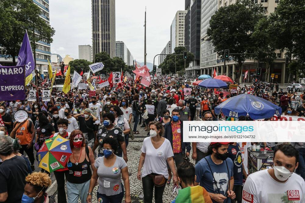 KW24 RIO DE JANEIRO (BRAZIL), 06 19 2021.- Opponents of the President of Brazil, Jair Bolsonaro, participate in a protest against his Government, in Rio de Janeiro, Brazil, 19 June 2021. The left protested again this Saturday in Brazil against President Jair Bolsonaro, the leader of a far-right denier, at a time when the country is close to 500,000 deaths from covid-19. Equipped with masks, thousands of people took to the streets in various capitals of the South American giant, including Rio de Janeiro, Recife and Brasilia, to demand the departure of the head of state for his management of the coronavirus pandemic, which is being investigated by a commission of the Senate. EFE Andre Coelho The left takes to the streets again in Brazil against
