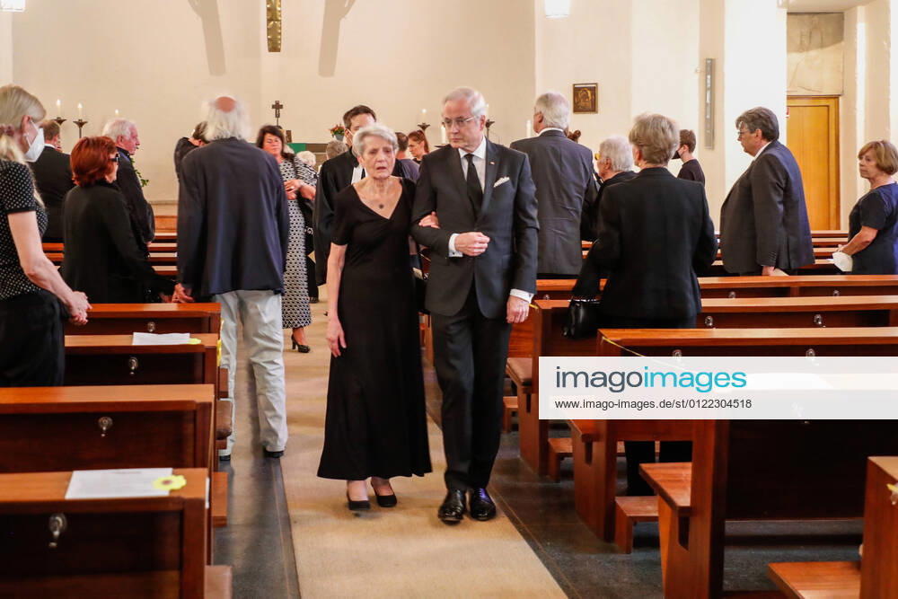 Susanne Pillau, Hans-Juergen Schatz bei Auszug aus der kirche nach dem Trauergottesdienst für Horst Pillau in der Ev. Kirche zum Heilsbronnen, Berlin.