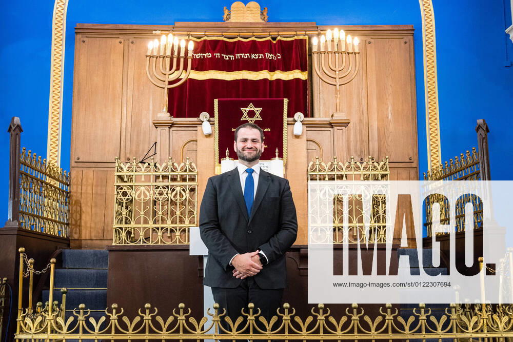 Mit einer Zeremonie am in der Leipziger Synagoge ist Sachsens Landesrabbiner Zsolt Balla als Militaerbundesrabbiner Montag (21.06.2021) eingefuehrt worden. Erstmals seit mehr als 100 Jahren und 76 Jahre nach dem Holocaust wird es damit wieder juedische Militaerseelsorge in Deutschland geben. Der 42-jaehrige gebuertige Ungar wird ein noch zu errichtendes Militaerrabbinat in Berlin leiten und bis zu zehn Militaerrabbinern vorstehen. Sie sollen Seelsorger fuer juedische Soldatinnen und Soldaten sein und der gesamten Armee als Ansprechpartner zum Thema Judentum zur Verfuegung stehen. (Siehe epd-Meldung vom 21.06.2021) Deutschland hat jetzt einen Militaerbundesrabbiner