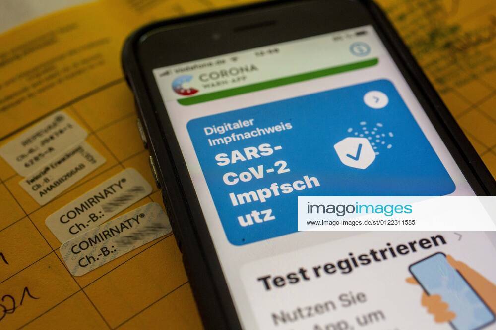Bescheinigung über eine erfolgte, doppelte Corona-Schutzimpfung im Impfausweis und in der Coronawarnapp auf einem iPhone. Impfzertifikat