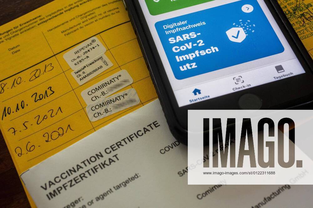 Bescheinigung über eine erfolgte, doppelte Corona-Schutzimpfung im Impfausweis und in der Coronawarnapp auf einem iPhone. Impfzertifikat