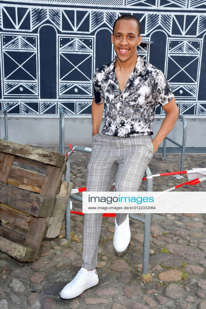 Bilder des Jahres 2021, Entertainment 06 Juni Entertainment Themen der Woche KW25 Preisverleihung der First Steps Award 2021 Jerry Hoffmann Ankunft zur 22. Preisverleihung, roter Teppich zum Nachwuchspreis First Steps Award 2021 im Holzmarkt in Berlin am 21.06.2021