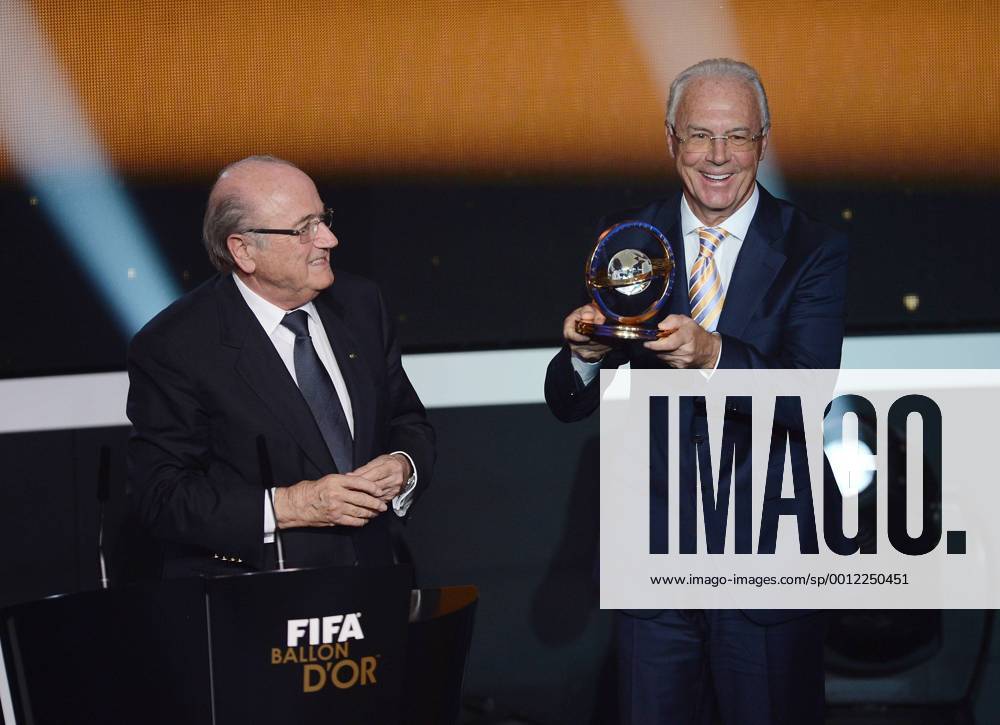 FIFA Ballon d Or 07.01.2013 FIFA Presidential Award Franz Beckenbauer (re, Deutschland) bekommt den Praesidenten Preis von FIFA Praesident Joseph S. Blatter (li, Schweiz)