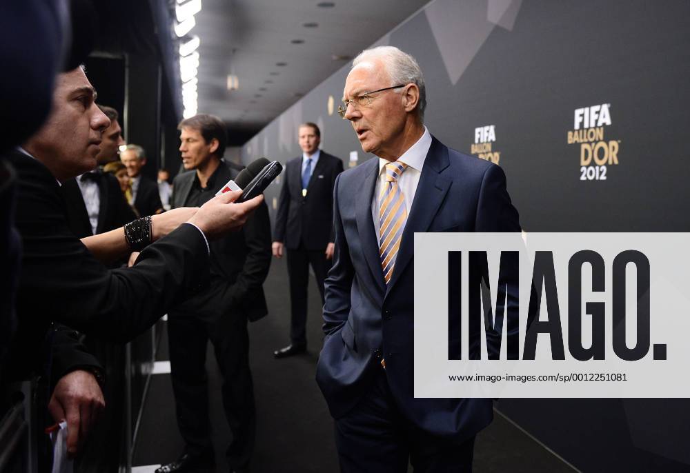 FIFA Ballon d Or 07.01.2013 FIFA Presidential Award Franz Beckenbauer (Deutschland) beim Interview, wird mit dem Präsidenten Preis von FIFA Präsident Joseph S. Blatter (Schweiz)