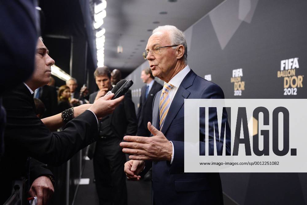 FIFA Ballon d Or 07.01.2013 FIFA Presidential Award Franz Beckenbauer (Deutschland) beim Interview, wird mit dem Präsidenten Preis von FIFA Präsident Joseph S. Blatter (Schweiz)
