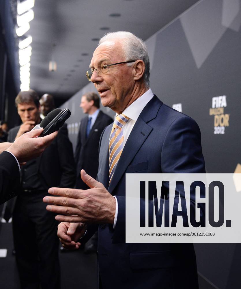 FIFA Ballon d Or 07.01.2013 FIFA Presidential Award Franz Beckenbauer (Deutschland) beim Interview, wird mit dem Präsidenten Preis von FIFA Präsident Joseph S. Blatter (Schweiz)