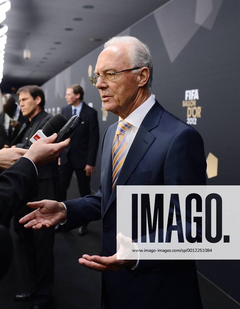 FIFA Ballon d Or 07.01.2013 FIFA Presidential Award Franz Beckenbauer (Deutschland) beim Interview, wird mit dem Präsidenten Preis von FIFA Präsident Joseph S. Blatter (Schweiz)