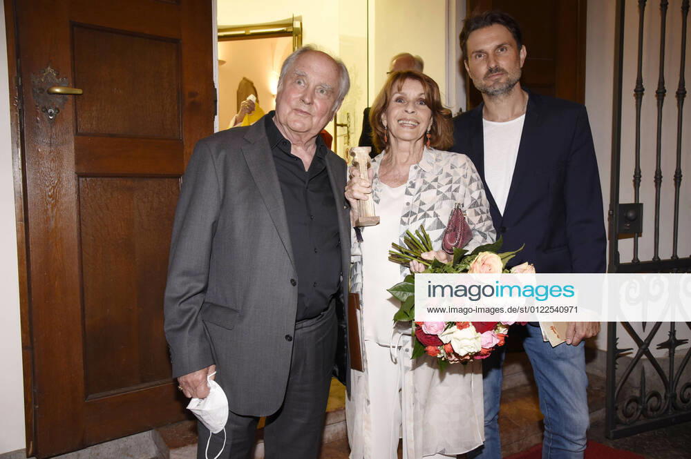 Michael Verhoeven, Senta Berger und Simon Verhoeven bei der 20. Verleihung des Friedenspreises des Deutschen Films Die Brücke im Cuvillies Theater. München