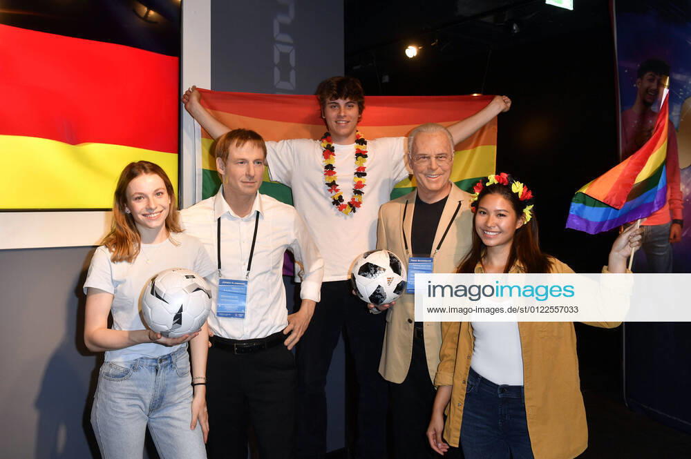 Models mit den Wachsfiguren von Jürgen Klinsmann und Franz Beckenbauer bei der Eröffnung des neuen Madame Tussauds Bereichs Berlin 100! Von den goldenen Zwanzigern zur Stadt der Freiheit im Madame Tussauds. Berlin