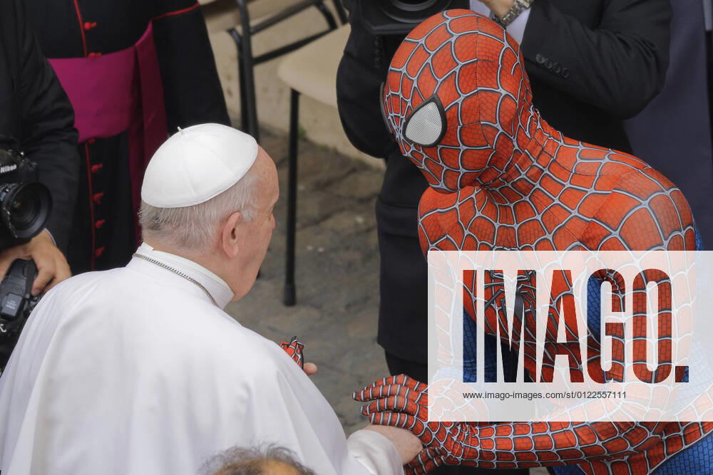 Papst Franziskus trifft bei Generalaudienz Mann im Spider-Man Kostüm Pope Francis Attends His Weekly Audience Pope Francis meets Spider-Man, who presents him with his mask, at the end of his weekly general audience with a limited number of faithful in the San Damaso Courtyard at the Vatican, Wednesday, June 23, 2021. The masked man works with sick children in hospitals. Vatican City Vatican valicchia-notitle210623_npVF6