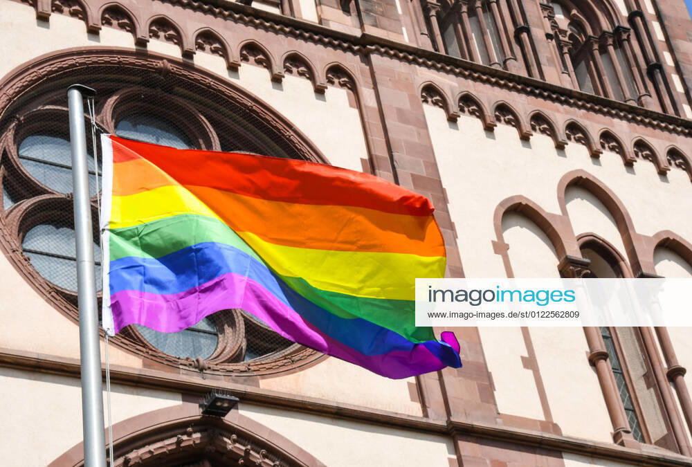 Eine Regenbogenfahne weht an der an der Herz-Jesu-Kirche in Freiburg .