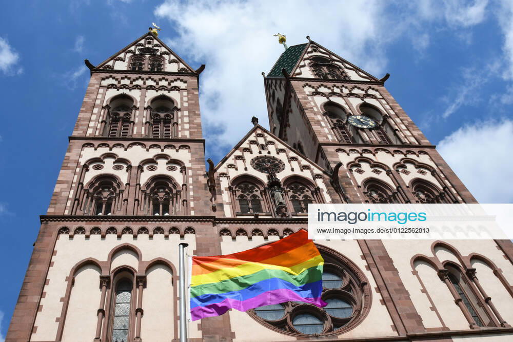 Eine Regenbogenfahne weht an der an der Herz-Jesu-Kirche in Freiburg ..