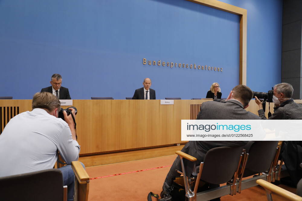 Staatssekretär Werner Gatzer, BMF, Bundesminister der Finanzen Olaf Scholz, Deutschland, Berlin, Bundespressekonferenz, Thema: Regierungsentwurf für den Bundeshaushalt 2022 und den Finanzplan bis 2025