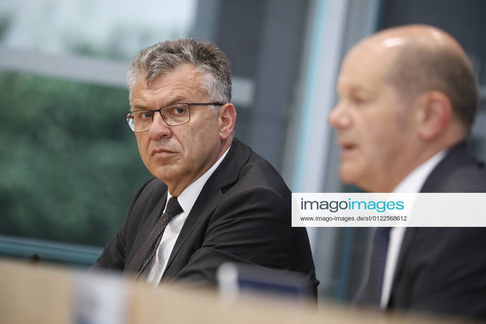 Staatssekretär Werner Gatzer, BMF, Bundesminister der Finanzen Olaf Scholz, Deutschland, Berlin, Bundespressekonferenz, Thema: Regierungsentwurf für den Bundeshaushalt 2022 und den Finanzplan bis 2025