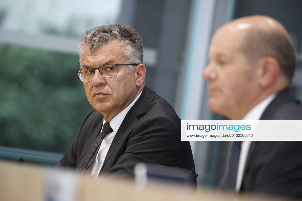 Staatssekretär Werner Gatzer, BMF, Bundesminister der Finanzen Olaf Scholz, Deutschland, Berlin, Bundespressekonferenz, Thema: Regierungsentwurf für den Bundeshaushalt 2022 und den Finanzplan bis 2025