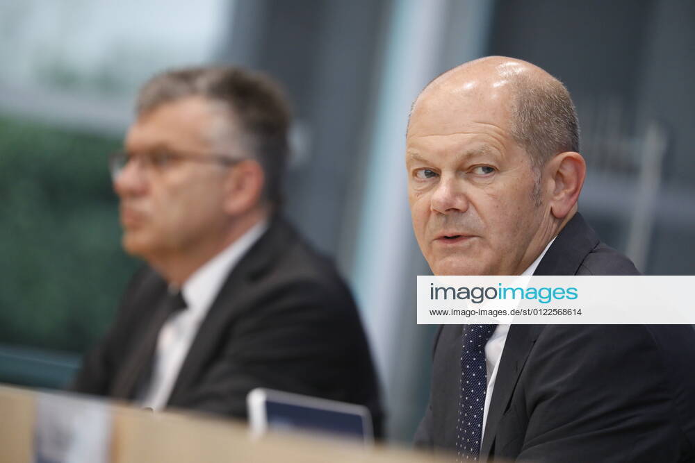 Staatssekretär Werner Gatzer, BMF, Bundesminister der Finanzen Olaf Scholz, Deutschland, Berlin, Bundespressekonferenz, Thema: Regierungsentwurf für den Bundeshaushalt 2022 und den Finanzplan bis 2025