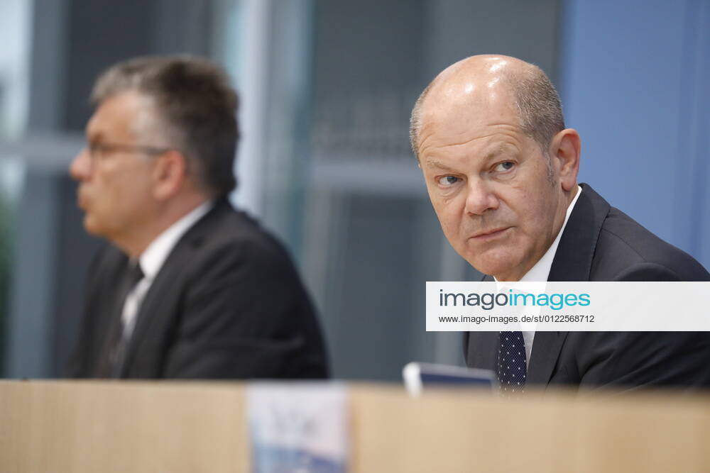 Staatssekretär Werner Gatzer, BMF, Bundesminister der Finanzen Olaf Scholz, Deutschland, Berlin, Bundespressekonferenz, Thema: Regierungsentwurf für den Bundeshaushalt 2022 und den Finanzplan bis 2025