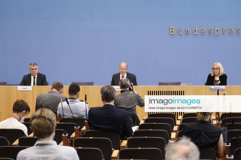 Staatssekretär Werner Gatzer, BMF, Bundesminister der Finanzen Olaf Scholz, Deutschland, Berlin, Bundespressekonferenz, Thema: Regierungsentwurf für den Bundeshaushalt 2022 und den Finanzplan bis 2025