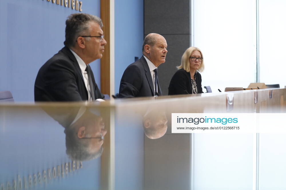 Staatssekretär Werner Gatzer, BMF, Bundesminister der Finanzen Olaf Scholz, Deutschland, Berlin, Bundespressekonferenz, Thema: Regierungsentwurf für den Bundeshaushalt 2022 und den Finanzplan bis 2025