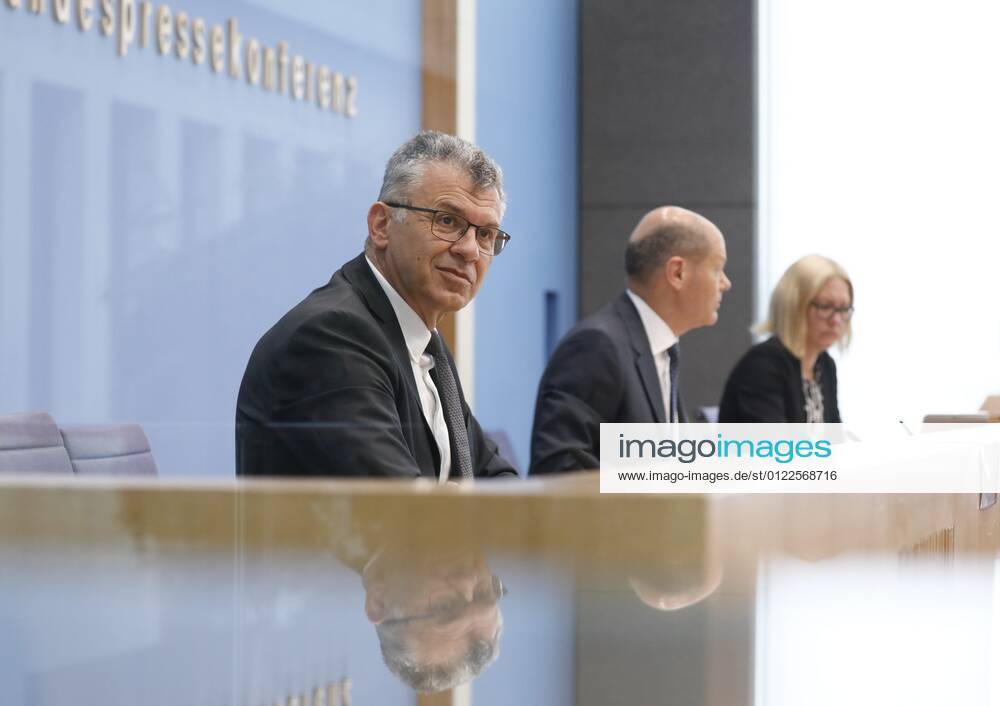 Staatssekretär Werner Gatzer, BMF, Bundesminister der Finanzen Olaf Scholz, Deutschland, Berlin, Bundespressekonferenz, Thema: Regierungsentwurf für den Bundeshaushalt 2022 und den Finanzplan bis 2025