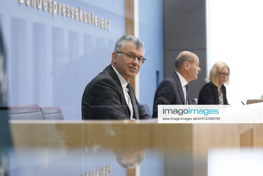 Staatssekretär Werner Gatzer, BMF, Bundesminister der Finanzen Olaf Scholz, Deutschland, Berlin, Bundespressekonferenz, Thema: Regierungsentwurf für den Bundeshaushalt 2022 und den Finanzplan bis 2025