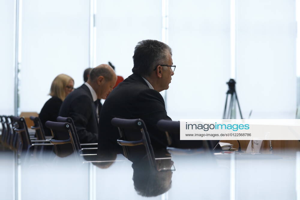 Staatssekretär Werner Gatzer, BMF, Bundesminister der Finanzen Olaf Scholz, Deutschland, Berlin, Bundespressekonferenz, Thema: Regierungsentwurf für den Bundeshaushalt 2022 und den Finanzplan bis 2025