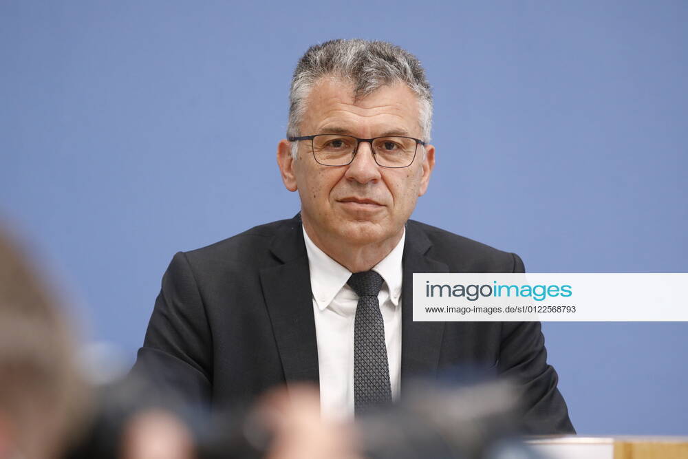 Staatssekretär Werner Gatzer, BMF, Deutschland, Berlin, Bundespressekonferenz, Thema: Regierungsentwurf für den Bundeshaushalt 2022 und den Finanzplan bis 2025