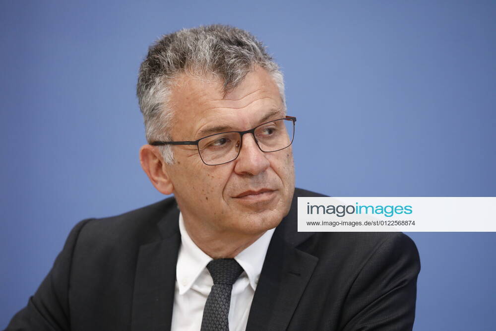 Staatssekretär Werner Gatzer, BMF, Deutschland, Berlin, Bundespressekonferenz, Thema: Regierungsentwurf für den Bundeshaushalt 2022 und den Finanzplan bis 2025