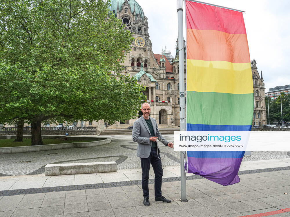 Hannover zeigt Regenbogenflagge Hannovers Oberbürgermeister Belit Onay hisst selber die letzte der acht Regenbogenfahnen vor dem Neuen Rathaus