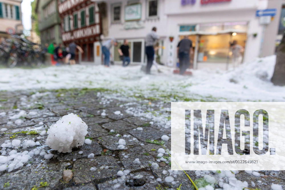 Tuebingen Tuebingen;Universitätsstadt;Unwetter; Innenstadt;Hagel; Feuerwehreinsatz; Sturm; Unwetterwarnung; Regen; Sturm; Überschwemmung; Nach dem straken Hagel in Tuebiger raeumen viele Nachbarn zusammen eine Straße in der Altstadt, auf der der Hagel fast einen halben Meter hoch liegt.