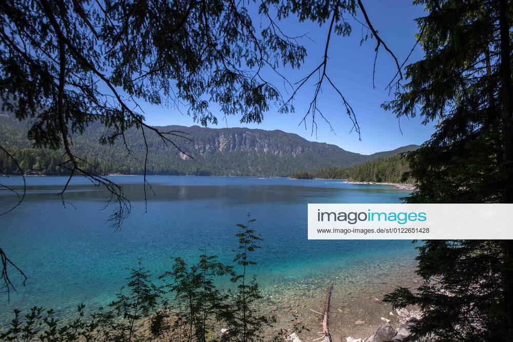 Grainau, Deutschland 14. Juni 2021: Der Eibsee in Bayern in der Gemeinde Grauinau, Nähe von Garmisch-Partenkirchen. Der See bietet Ruhe und eine Naturidylle auf 1000 m Höhe. Urlauber können in der Region Wandern, Radfahren und Wassersport betreiben. Eibsee Bayern