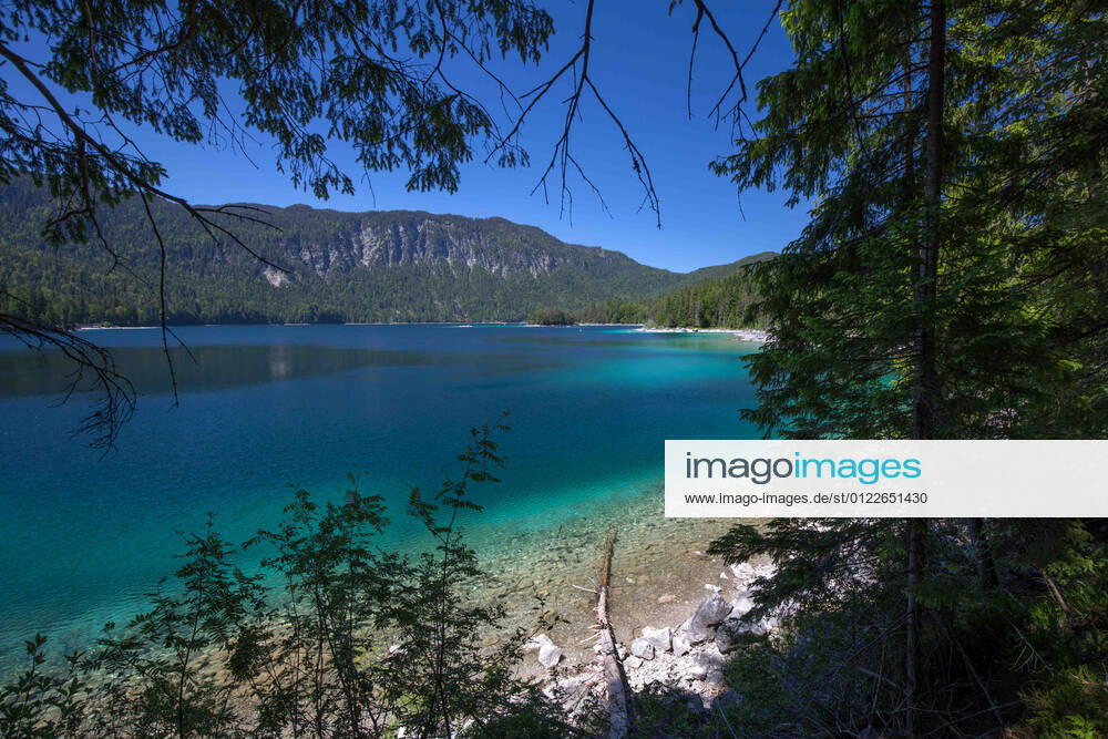Grainau, Deutschland 14. Juni 2021: Der Eibsee in Bayern in der Gemeinde Grauinau, Nähe von Garmisch-Partenkirchen. Der See bietet Ruhe und eine Naturidylle auf 1000 m Höhe. Urlauber können in der Region Wandern, Radfahren und Wassersport betreiben. Eibsee Bayern