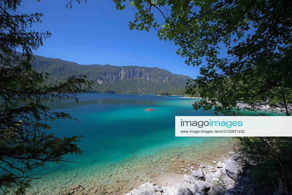 Grainau, Deutschland 14. Juni 2021: Der Eibsee in Bayern in der Gemeinde Grauinau, Nähe von Garmisch-Partenkirchen. Der See bietet Ruhe und eine Naturidylle auf 1000 m Höhe. Urlauber können in der Region Wandern, Radfahren und Wassersport betreiben. Eibsee Bayern