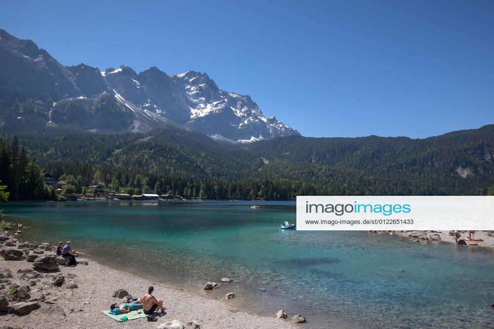 Grainau, Deutschland 14. Juni 2021: Der Eibsee in Bayern in der Gemeinde Grauinau, Nähe von Garmisch-Partenkirchen. Der See bietet Ruhe und eine Naturidylle auf 1000 m Höhe. Urlauber können in der Region Wandern, Radfahren und Wassersport betreiben. Eibsee Bayern