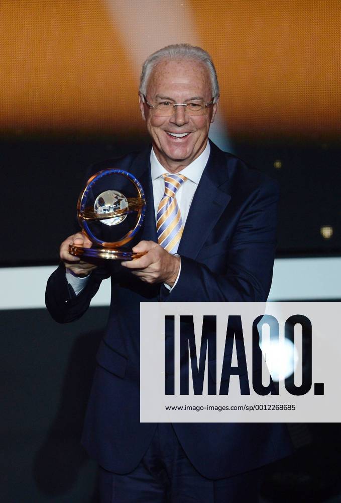 FIFA Ballon d Or 07.01.2013 FIFA Presidential Award Franz Beckenbauer (re, Deutschland) bekommt den Praesidenten Preis von FIFA Praesident Joseph S. Blatter (li, Schweiz)