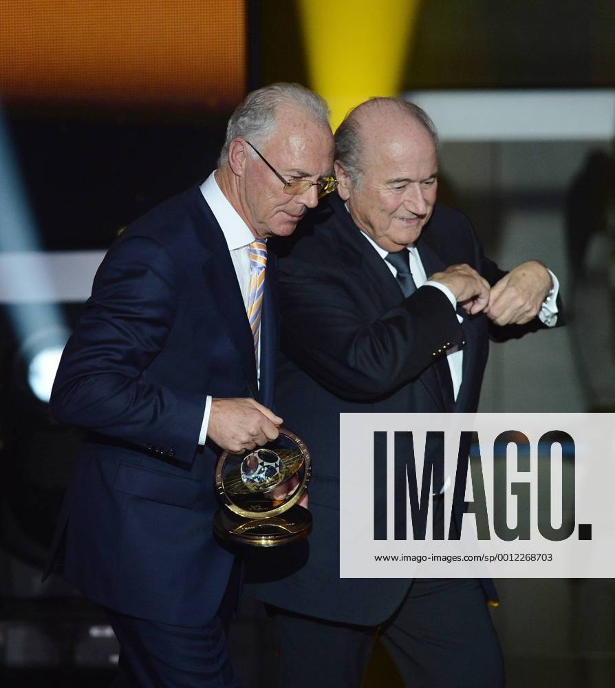 FIFA Ballon d Or 07.01.2013 FIFA Presidential Award Franz Beckenbauer (li, Deutschland) bekommt den Praesidenten Preis von FIFA Praesident Joseph S. Blatter (li, Schweiz)