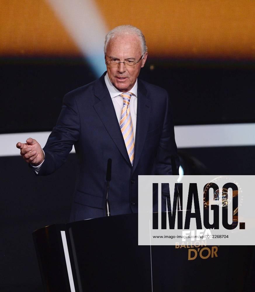 FIFA Ballon d Or 07.01.2013 FIFA Presidential Award Franz Beckenbauer (Deutschland) wird mit dem Praesidenten Preis von FIFA Praesident Joseph S. Blatter (Schweiz) geehrt
