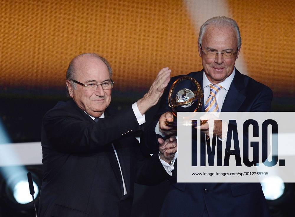 FIFA Ballon d Or 07.01.2013 FIFA Presidential Award Franz Beckenbauer (re, Deutschland) bekommt den Praesidenten Preis von FIFA Praesident Joseph S. Blatter (li, Schweiz)