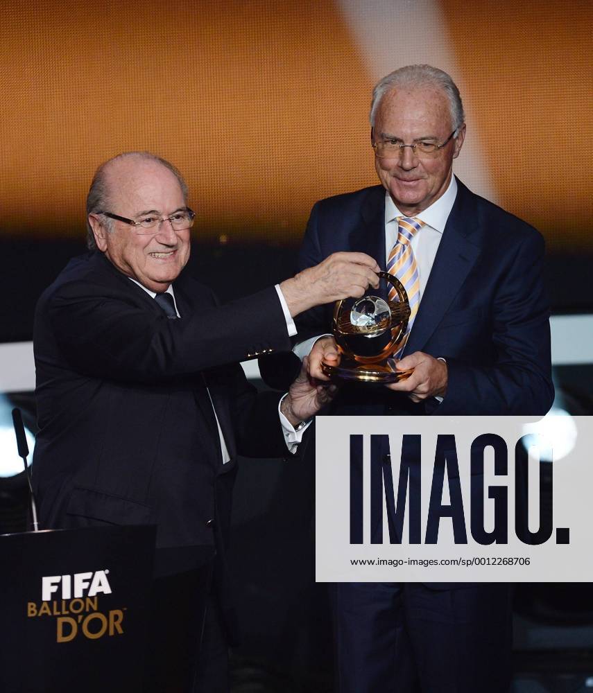 FIFA Ballon d Or 07.01.2013 FIFA Presidential Award Franz Beckenbauer (re, Deutschland) bekommt den Praesidenten Preis von FIFA Praesident Joseph S. Blatter (li, Schweiz)