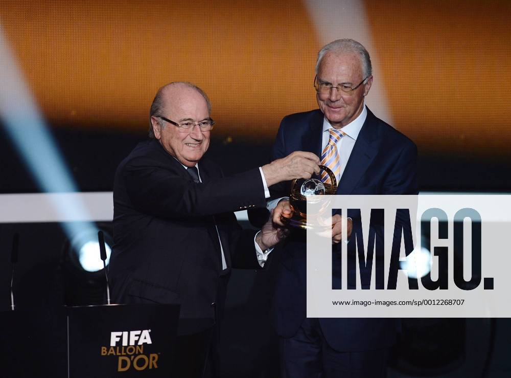 FIFA Ballon d Or 07.01.2013 FIFA Presidential Award Franz Beckenbauer (re, Deutschland) bekommt den Praesidenten Preis von FIFA Praesident Joseph S. Blatter (li, Schweiz)