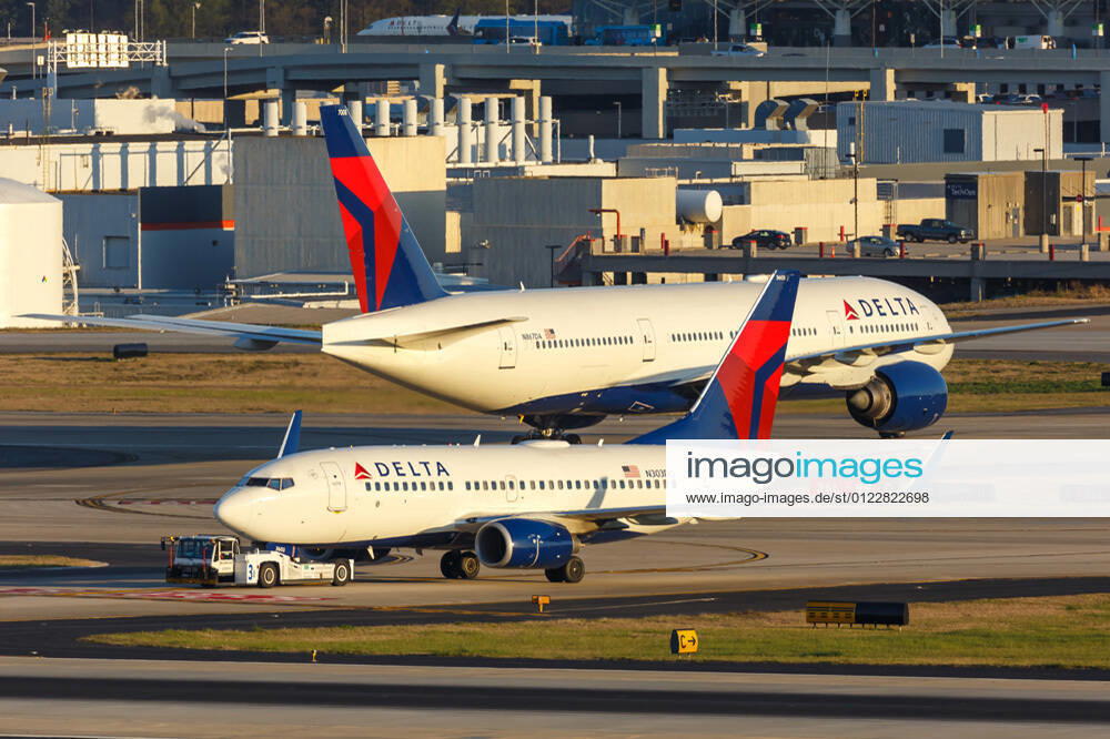 Atlanta, Vereinigte Staaten - 2 April 2019: Ein Boeing 737-700 Flugzeug der Delta Air Lines mit dem Kennzeichen N303DQ auf dem Flughafen Atlanta (ATL) in den Vereinigten Staaten