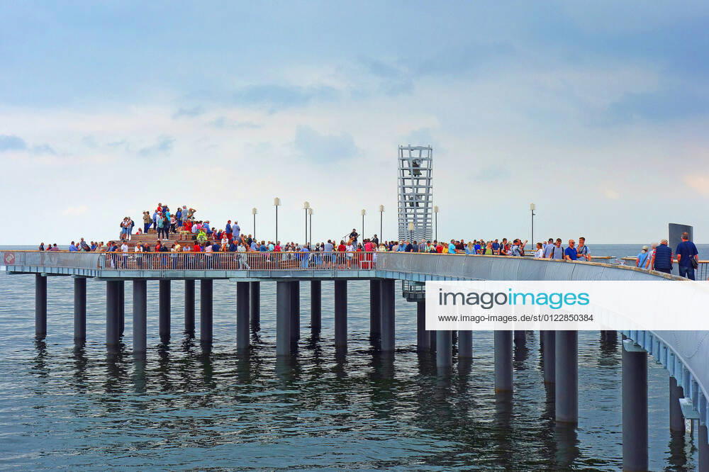 Heute am 25.06.2021 wurde offiziell die neue Seebrücke in Koserow eröffnet. Die kosten insgesamt knapp von 7,4 Millionen Euro. Ein acht Meter hoher Glockenturm wurde auf dem Seebrückenkopf installiert, auch eine Liegelandschaft und Sitze wurden eingerichtet. (Seebad Koserow 25.06.2021) Corona