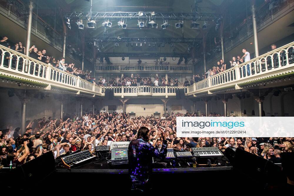 Bilder des Jahres 2021, Entertainment 06 Juni Entertainment Themen der Woche KW25 AMSTERDAM - Dj Reinier Zonneveld during a performance in Paradiso. The pop stage reopens its doors at full capacity. Inside, visitors do not have to keep 1.5 meters away. ANP PAUL BERGEN
