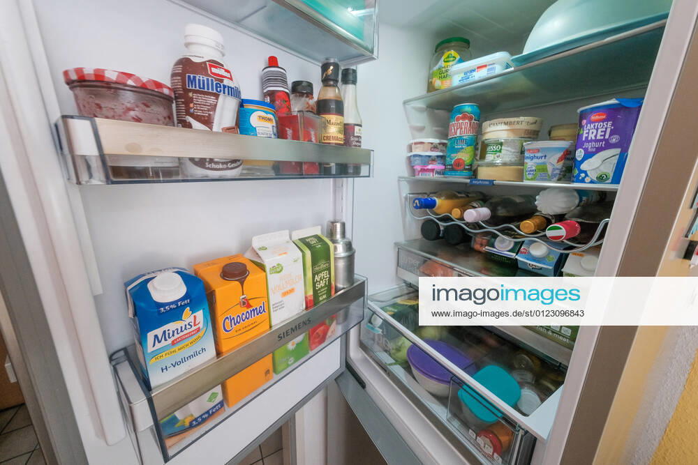 Düsseldorf 27.06.2021 prall gefüllter Kühlschrank offen offener offenen ( Eisschrank ) Lebensmittel Milch Getränke Käse Marmelade Minus L Milch laktosefrei Laktoseintoleranz Essen Chocomel Apfelsaft Müllermilch Margarine Joghurt Lebenshaltungskosten Energie Strom Stromkosten Energie-Effizienz Energieeffizienz Energieeinsparverordnung Energieverbrauch Nebenkosten Mietnebenkosten Flügeltür Flügeltüre frisch haltbar Lagerung Haltbarkeitsdatum Temperatur weisse Ware Vorrat Hamsterkauf Hamsterkäufe Supermarkt Discounter Stromverbrauch Klimakiller Klima Umweltschutz Warenkorb Preissteigerung Preiserhöhung Preisindize Hartz IV Satz Preisstatistik Lebenshaltungskosten Arbeitslosengeld Grundsicherung Sozialleistungen Existenzminimum Reg