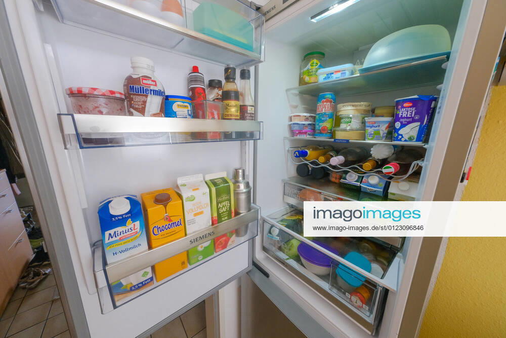 Düsseldorf 27.06.2021 prall gefüllter Kühlschrank offen offener offenen ( Eisschrank ) Lebensmittel Milch Getränke Käse Marmelade Minus L Milch laktosefrei Laktoseintoleranz Essen Chocomel Apfelsaft Müllermilch Margarine Joghurt Lebenshaltungskosten Energie Strom Stromkosten Energie-Effizienz Energieeffizienz Energieeinsparverordnung Energieverbrauch Nebenkosten Mietnebenkosten Flügeltür Flügeltüre frisch haltbar Lagerung Haltbarkeitsdatum Temperatur weisse Ware Vorrat Hamsterkauf Hamsterkäufe Supermarkt Discounter Stromverbrauch Klimakiller Klima Umweltschutz Warenkorb Preissteigerung Preiserhöhung Preisindize Hartz IV Satz Preisstatistik Lebenshaltungskosten Arbeitslosengeld Grundsicherung Sozialleistungen Existenzminimum Reg