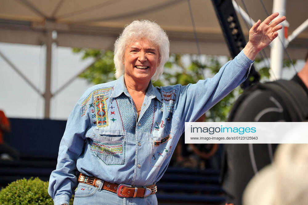 Bilder des Jahres 2021, Entertainment 06 Juni Entertainment Themen der Woche KW25 ARD - Immer wieder Sonntags. Sänger Peter Orloff während der ARD - Unterhaltungsshow Immer wieder Sonntags am 27.06.2021 im Europapark Rust. 20210627MWI1125