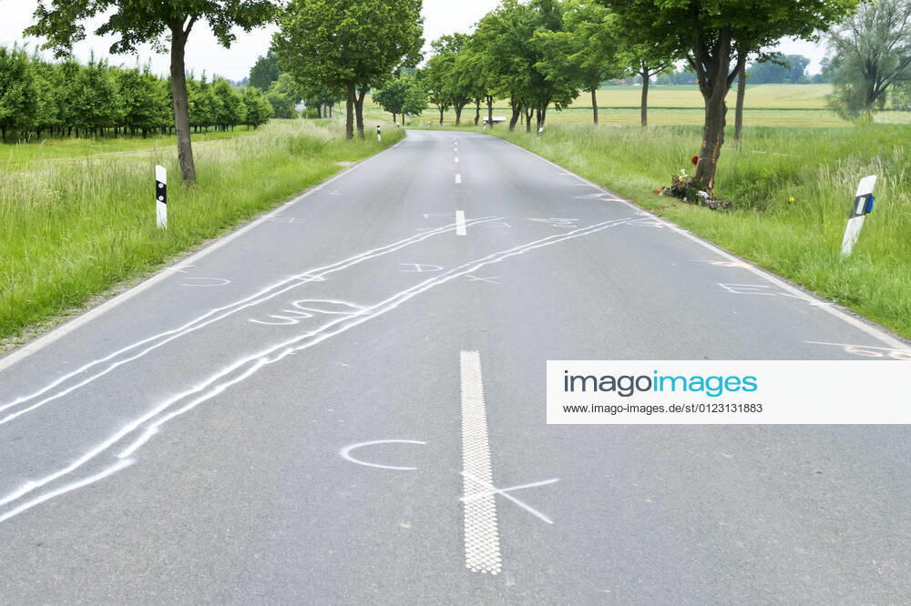 Unfallspuren und Gedenkstätte für ein Verkehrsopfer am Straßenrand Auto Autounfall tödlicher Verkehrsunfall Verkehrsunfallopfer Erinnerung Gedenken Geschwindigkeit Landstraße K14 rasen Straße Straßenverkehr Tod Trauer trauern Trauerstätte Unfall Verkehrssicherheit Verkehrstote Blumen Blumengesteck Blumenstrauß Kerzen gestorben Opfer Todesfolge tot Toter tragisch Tragödie traurig Unfallopfer Unfallort Verkehrsunfallort Unglück verunglückt Markierungen der Polizei Verkehrsunfalldienst Unfallspuren 20210607ad361 Wadersloh Nordrhein-Westfalen NRW Deutschland Germany