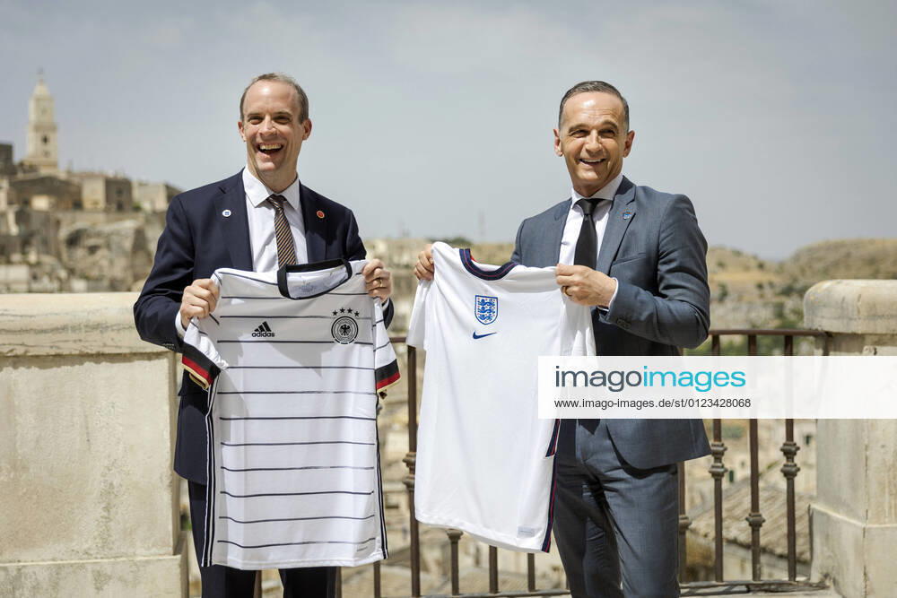 Heiko Maas, Bundesaussenminister, (R) und Dominic Raab, Aussenminister des Vereinigten Koenigreichs Grossbritannien und Nordirland, (L) tauschen Trikots anlaesslich des Laenderspiels am Abend am Rande des Treffens der G20-AussenministerInnen in Matera. Matera, 29.06.2021. Matera Italy